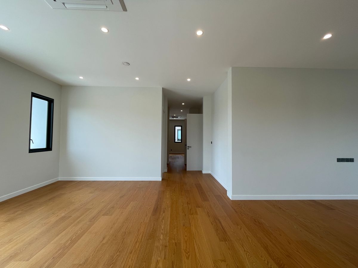 ขายบ้านบางนา แบริ่ง ลาซาล : ขายบ้านเดี่ยวหรู CINQ ROYAL The Eighteen Bangna KM.7  (แซงค์ รอยัล ดิ เอททีน บางนา กม.7) สุดยอดทำเลศักยภาพ ใกล้เมกาบางนา & โรงเรียนนานาชาติ Concordian เพียง 1–2 กม. บ้านใหญ่ 3 ชั้น พร้อมลิฟต์ส่วนตัว วิวสนามกอล์ฟเมืองแก้ว