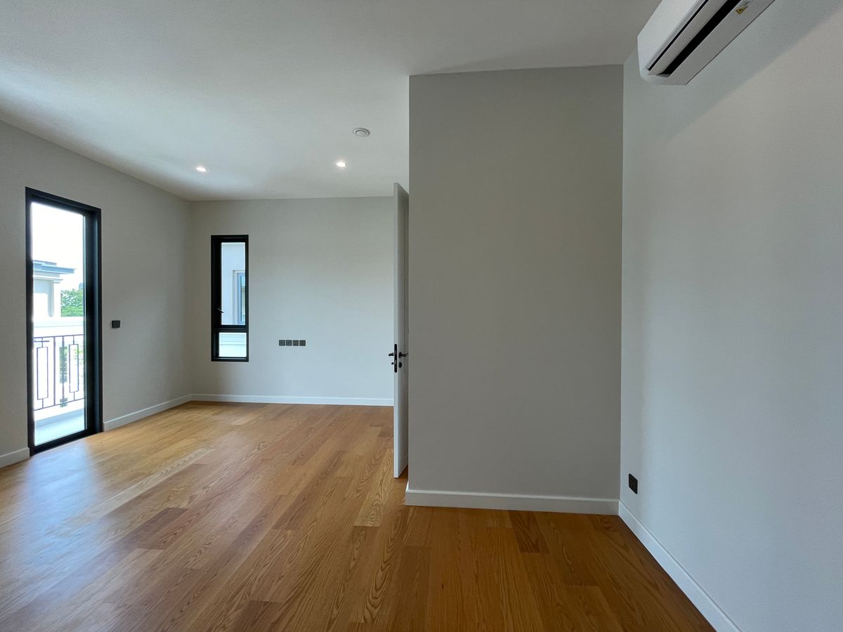 ขายบ้านบางนา แบริ่ง ลาซาล : ขายบ้านเดี่ยวหรู CINQ ROYAL The Eighteen Bangna KM.7  (แซงค์ รอยัล ดิ เอททีน บางนา กม.7) สุดยอดทำเลศักยภาพ ใกล้เมกาบางนา & โรงเรียนนานาชาติ Concordian เพียง 1–2 กม. บ้านใหญ่ 3 ชั้น พร้อมลิฟต์ส่วนตัว วิวสนามกอล์ฟเมืองแก้ว