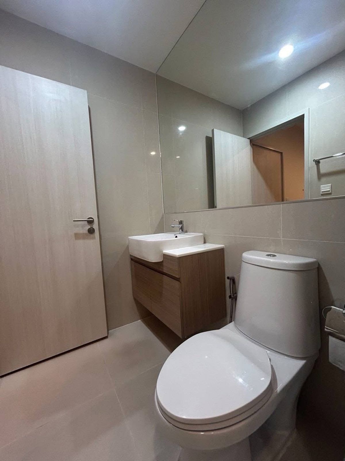 ให้เช่าคอนโดรัชดา ห้วยขวาง : ให้เช่า ✨ Noble Revolve Ratchada 2 ✨ ใกล้ MRT ศูนย์วัฒนธรรม เฟอร์นิเจอร์ และ เครื่องใช้ไฟฟ้าครบ 