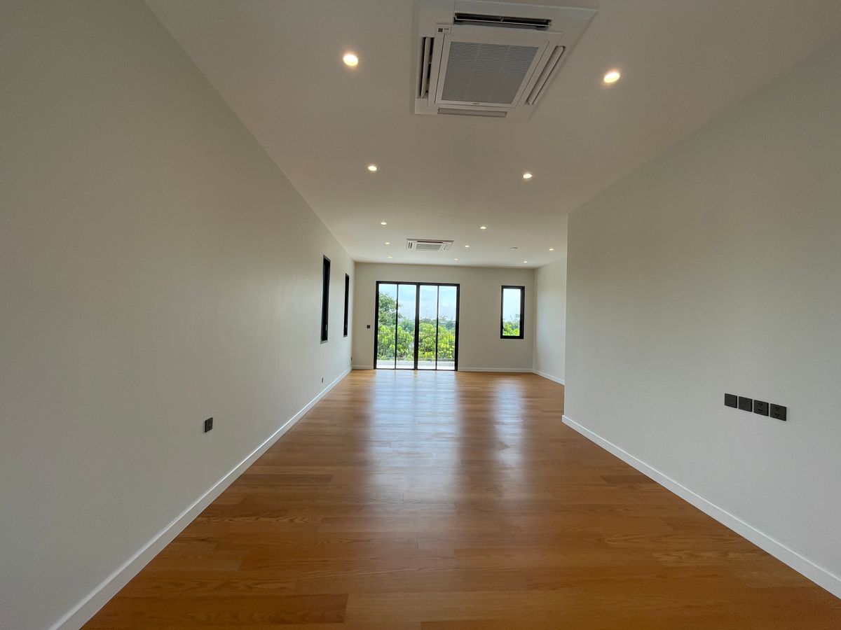 ขายบ้านบางนา แบริ่ง ลาซาล : ขายบ้านเดี่ยวหรู CINQ ROYAL The Eighteen Bangna KM.7  (แซงค์ รอยัล ดิ เอททีน บางนา กม.7) สุดยอดทำเลศักยภาพ ใกล้เมกาบางนา & โรงเรียนนานาชาติ Concordian เพียง 1–2 กม. บ้านใหญ่ 3 ชั้น พร้อมลิฟต์ส่วนตัว วิวสนามกอล์ฟเมืองแก้ว