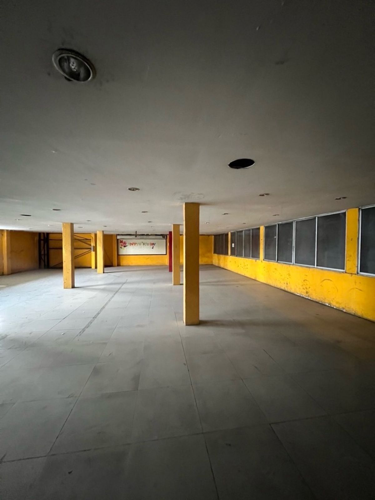 For RentShowroomAri,Anusaowaree : Showroom for rent, Din Daeng Monument, Phaya Thai, near King Power, premium location, has parking and can install a passenger elevator.