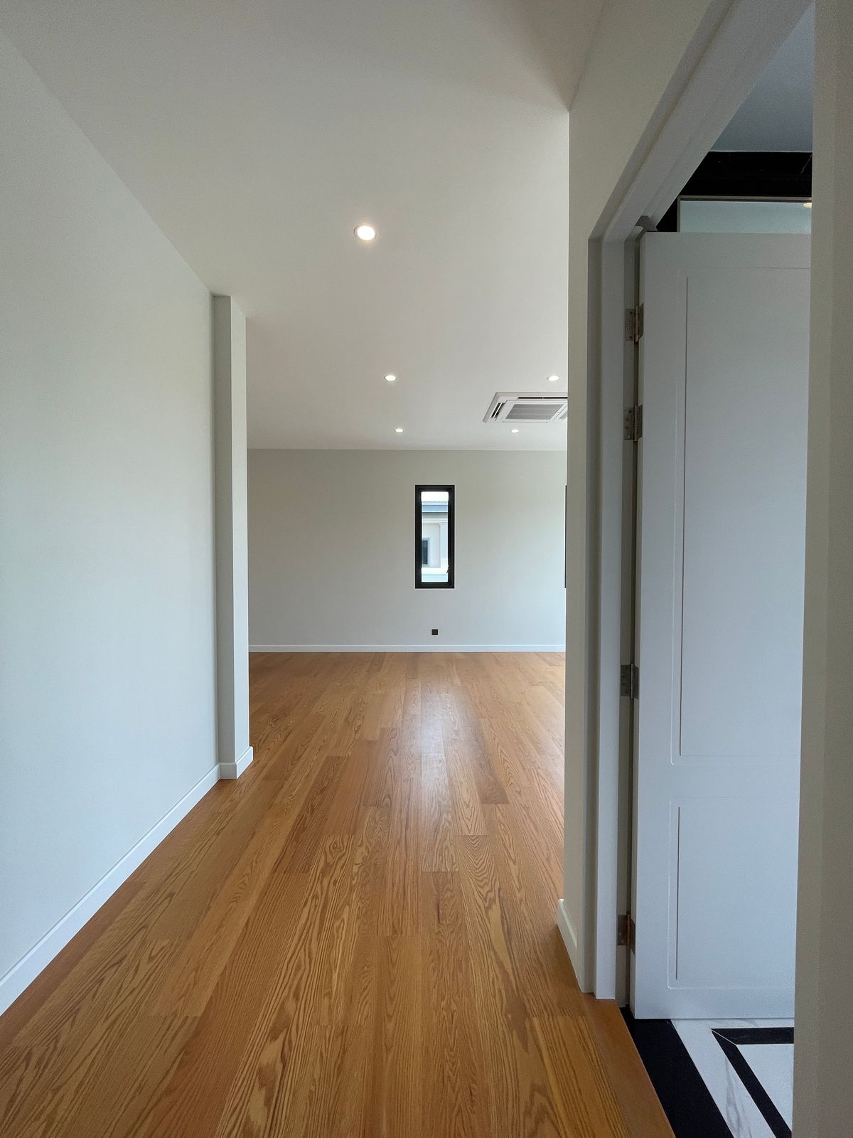 ขายบ้านบางนา แบริ่ง ลาซาล : ขายบ้านเดี่ยวหรู CINQ ROYAL The Eighteen Bangna KM.7  (แซงค์ รอยัล ดิ เอททีน บางนา กม.7) สุดยอดทำเลศักยภาพ ใกล้เมกาบางนา & โรงเรียนนานาชาติ Concordian เพียง 1–2 กม. บ้านใหญ่ 3 ชั้น พร้อมลิฟต์ส่วนตัว วิวสนามกอล์ฟเมืองแก้ว