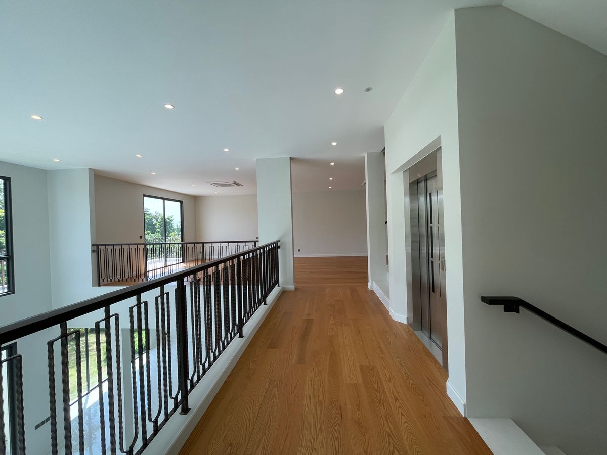 ขายบ้านบางนา แบริ่ง ลาซาล : ขายบ้านเดี่ยวหรู CINQ ROYAL The Eighteen Bangna KM.7  (แซงค์ รอยัล ดิ เอททีน บางนา กม.7) สุดยอดทำเลศักยภาพ ใกล้เมกาบางนา & โรงเรียนนานาชาติ Concordian เพียง 1–2 กม. บ้านใหญ่ 3 ชั้น พร้อมลิฟต์ส่วนตัว วิวสนามกอล์ฟเมืองแก้ว