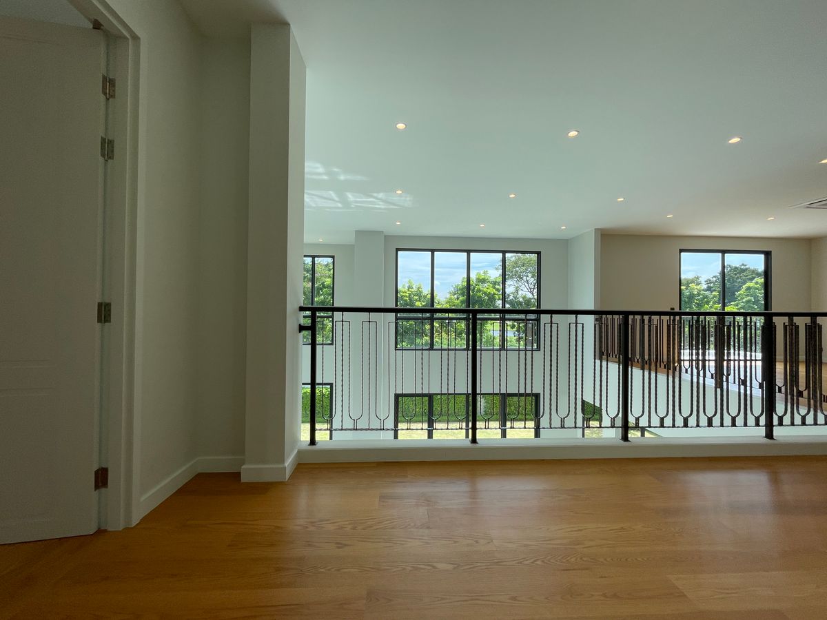 ขายบ้านบางนา แบริ่ง ลาซาล : ขายบ้านเดี่ยวหรู CINQ ROYAL The Eighteen Bangna KM.7  (แซงค์ รอยัล ดิ เอททีน บางนา กม.7) สุดยอดทำเลศักยภาพ ใกล้เมกาบางนา & โรงเรียนนานาชาติ Concordian เพียง 1–2 กม. บ้านใหญ่ 3 ชั้น พร้อมลิฟต์ส่วนตัว วิวสนามกอล์ฟเมืองแก้ว