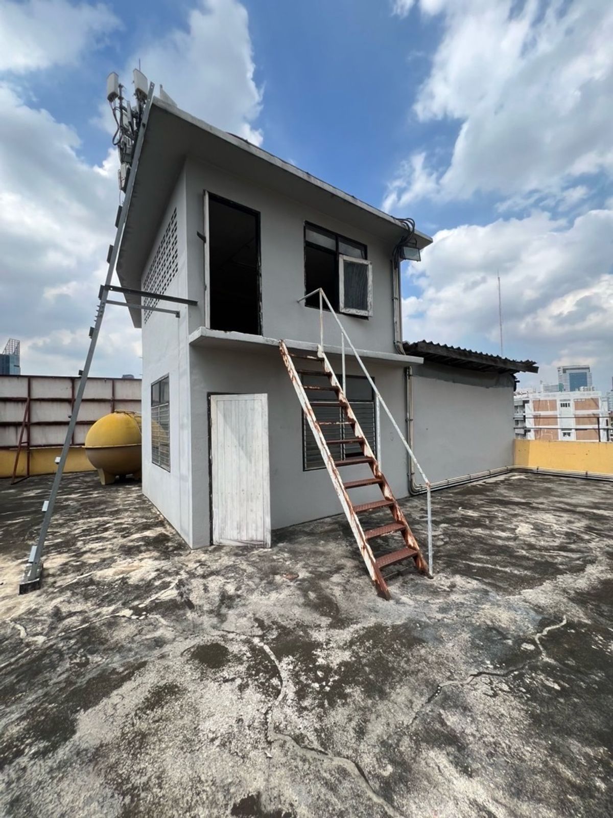 For RentShowroomAri,Anusaowaree : Showroom for rent, Din Daeng Monument, Phaya Thai, near King Power, premium location, has parking and can install a passenger elevator.