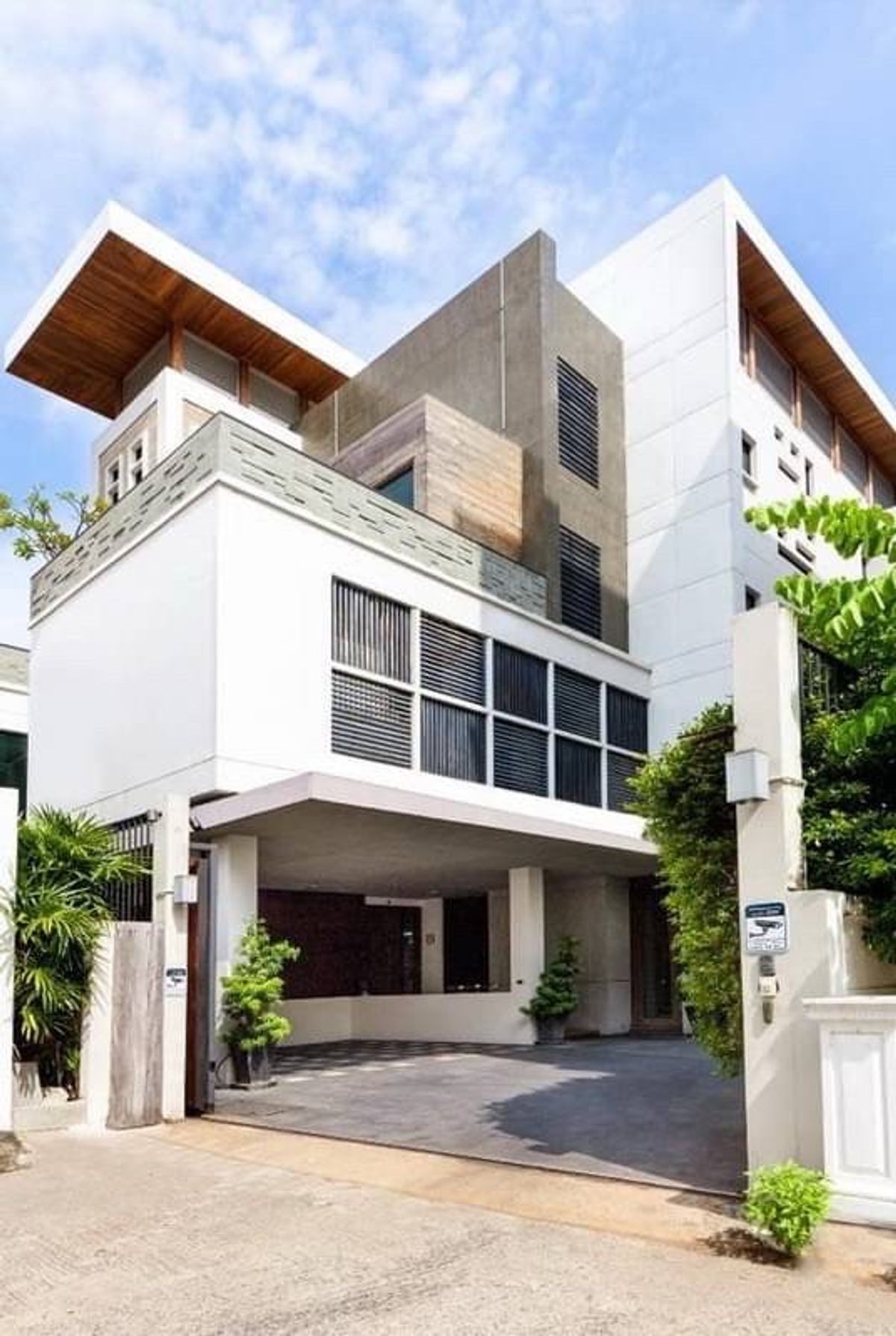 ขายบ้านสุขุมวิท อโศก ทองหล่อ : ✨ บ้านหรู Sukhumvit ขนาด 1,200 ตร.ม. 5 ห้องนอน 6 ห้องน้ำ พร้อมสระว่ายน้ำระบบเกลือและสวนส่วนตัว ชั้น 3-4 ปรับแต่งได้ตามต้องการ ใกล้ BTS พร้อมพงษ์