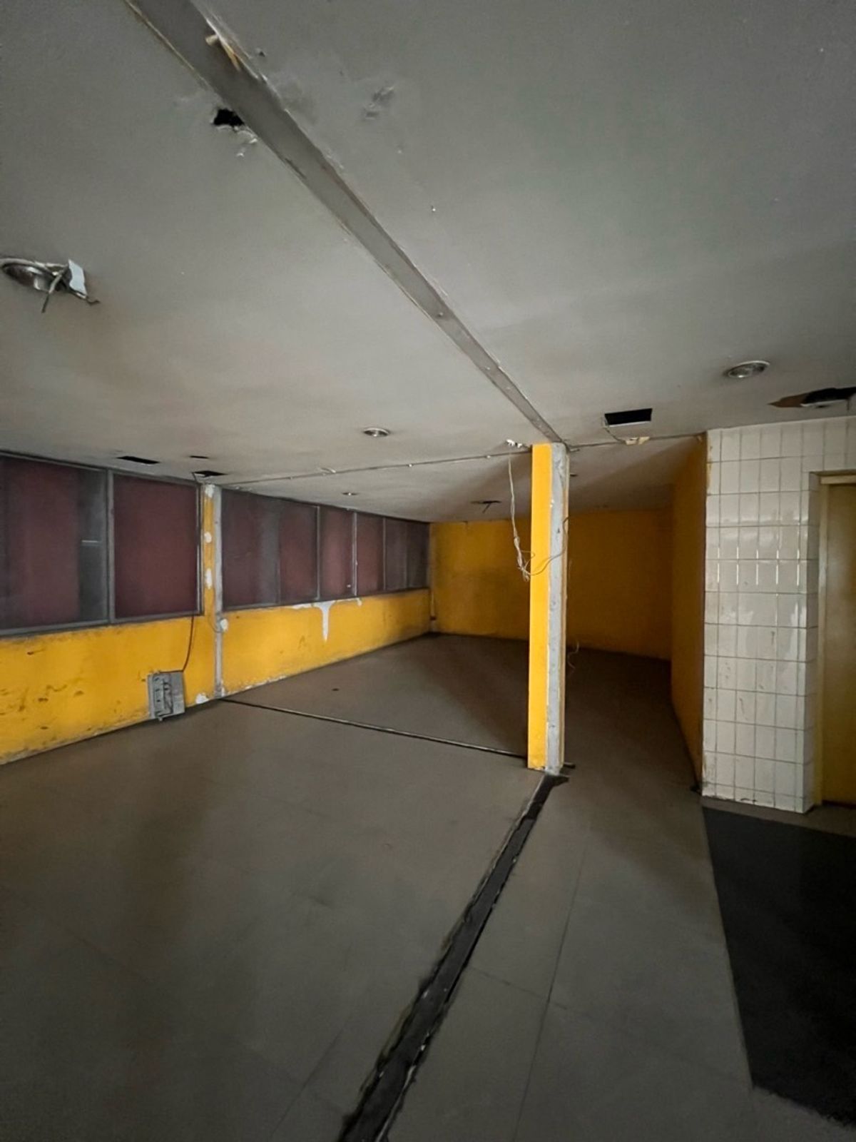 For RentShowroomAri,Anusaowaree : Showroom for rent, Din Daeng Monument, Phaya Thai, near King Power, premium location, has parking and can install a passenger elevator.