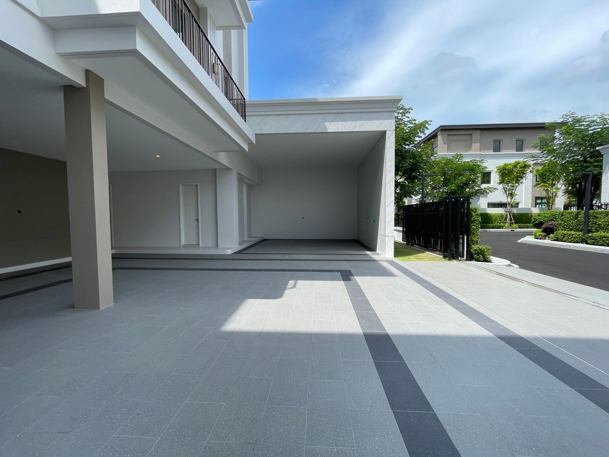 ขายบ้านบางนา แบริ่ง ลาซาล : ขายบ้านเดี่ยวหรู CINQ ROYAL The Eighteen Bangna KM.7  (แซงค์ รอยัล ดิ เอททีน บางนา กม.7) สุดยอดทำเลศักยภาพ ใกล้เมกาบางนา & โรงเรียนนานาชาติ Concordian เพียง 1–2 กม. บ้านใหญ่ 3 ชั้น พร้อมลิฟต์ส่วนตัว วิวสนามกอล์ฟเมืองแก้ว