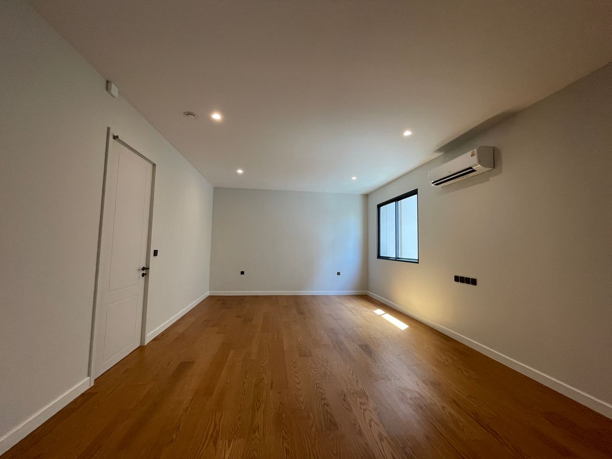 ขายบ้านบางนา แบริ่ง ลาซาล : ขายบ้านเดี่ยวหรู CINQ ROYAL The Eighteen Bangna KM.7  (แซงค์ รอยัล ดิ เอททีน บางนา กม.7) สุดยอดทำเลศักยภาพ ใกล้เมกาบางนา & โรงเรียนนานาชาติ Concordian เพียง 1–2 กม. บ้านใหญ่ 3 ชั้น พร้อมลิฟต์ส่วนตัว วิวสนามกอล์ฟเมืองแก้ว