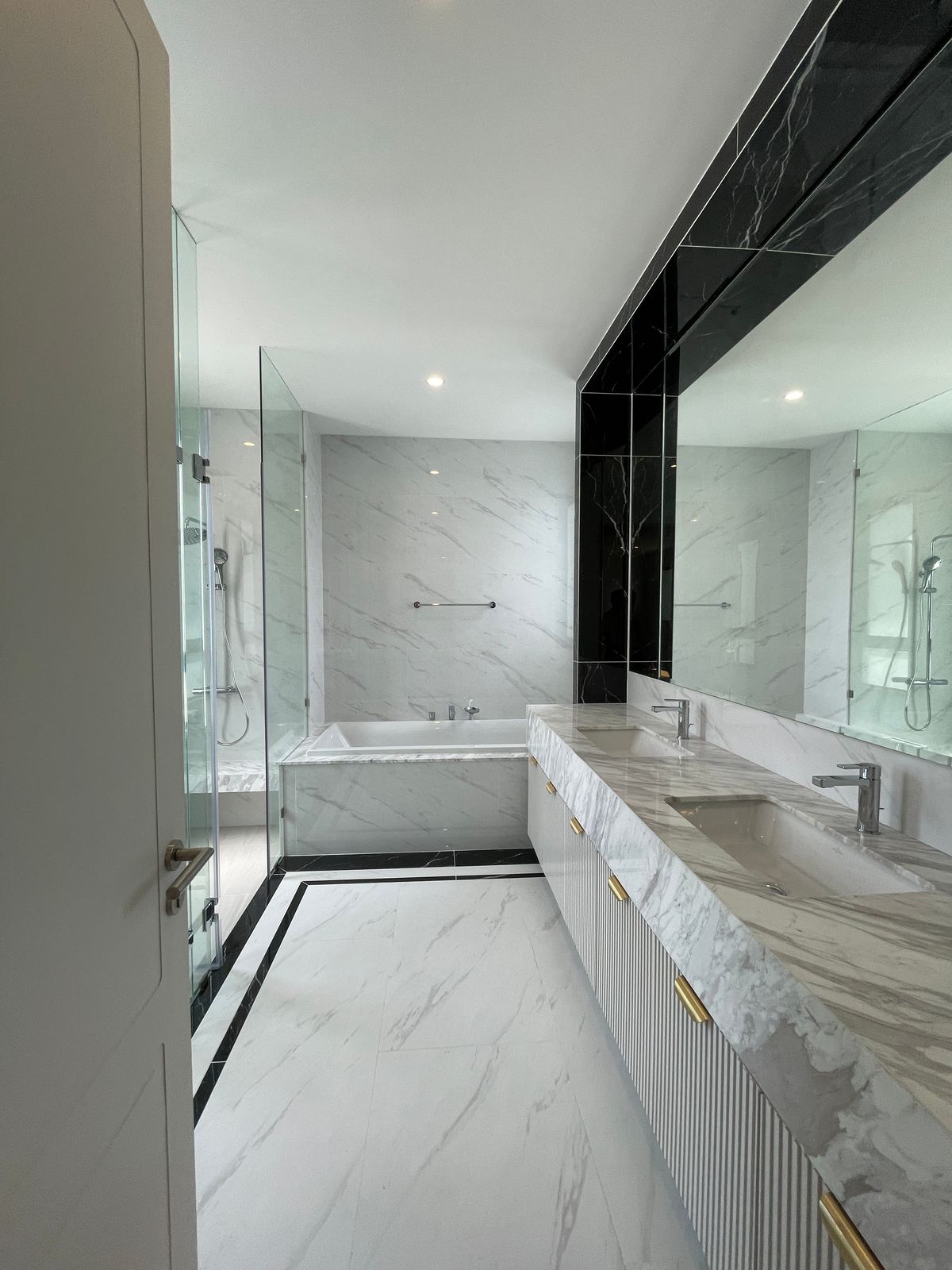 ขายบ้านบางนา แบริ่ง ลาซาล : ขายบ้านเดี่ยวหรู CINQ ROYAL The Eighteen Bangna KM.7  (แซงค์ รอยัล ดิ เอททีน บางนา กม.7) สุดยอดทำเลศักยภาพ ใกล้เมกาบางนา & โรงเรียนนานาชาติ Concordian เพียง 1–2 กม. บ้านใหญ่ 3 ชั้น พร้อมลิฟต์ส่วนตัว วิวสนามกอล์ฟเมืองแก้ว