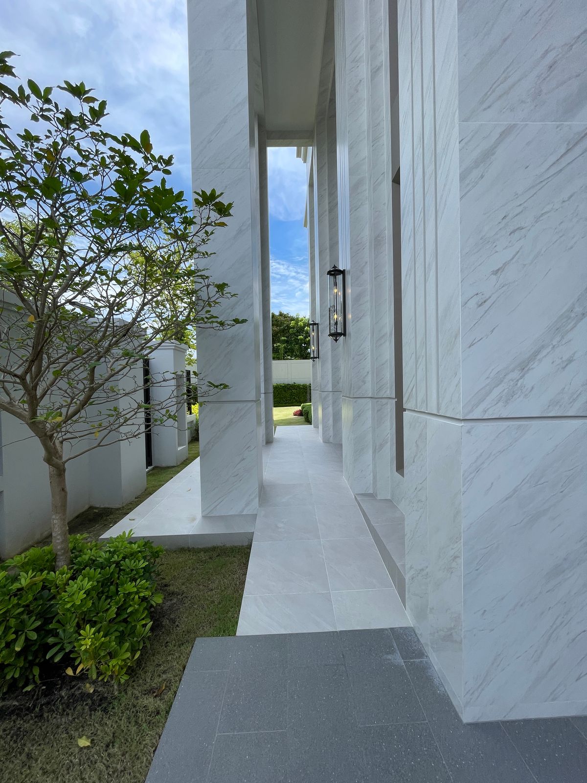 ขายบ้านบางนา แบริ่ง ลาซาล : ขายบ้านเดี่ยวหรู CINQ ROYAL The Eighteen Bangna KM.7  (แซงค์ รอยัล ดิ เอททีน บางนา กม.7) สุดยอดทำเลศักยภาพ ใกล้เมกาบางนา & โรงเรียนนานาชาติ Concordian เพียง 1–2 กม. บ้านใหญ่ 3 ชั้น พร้อมลิฟต์ส่วนตัว วิวสนามกอล์ฟเมืองแก้ว