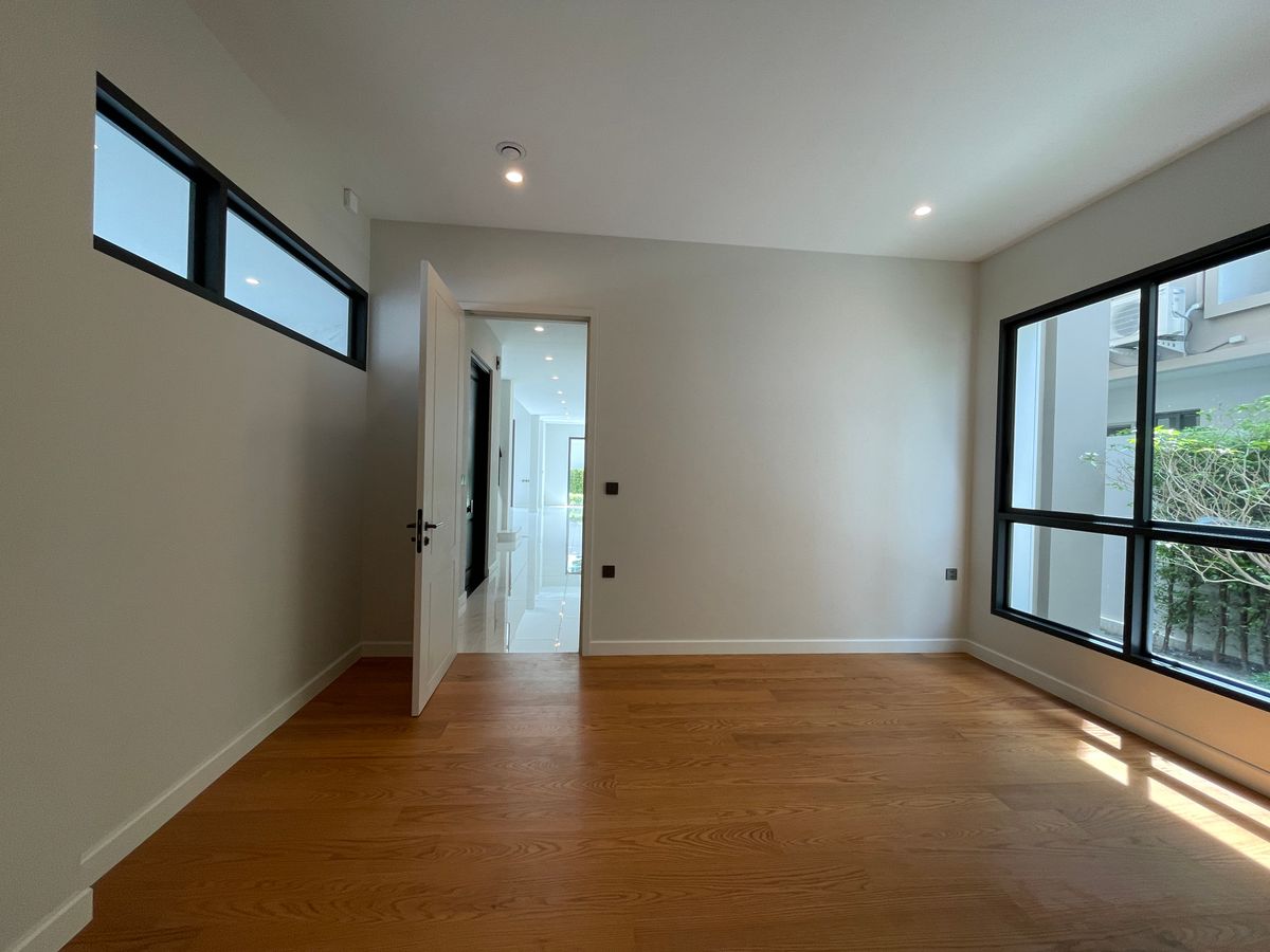 ขายบ้านบางนา แบริ่ง ลาซาล : ขายบ้านเดี่ยวหรู CINQ ROYAL The Eighteen Bangna KM.7  (แซงค์ รอยัล ดิ เอททีน บางนา กม.7) สุดยอดทำเลศักยภาพ ใกล้เมกาบางนา & โรงเรียนนานาชาติ Concordian เพียง 1–2 กม. บ้านใหญ่ 3 ชั้น พร้อมลิฟต์ส่วนตัว วิวสนามกอล์ฟเมืองแก้ว