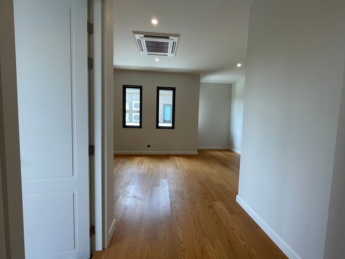 ขายบ้านบางนา แบริ่ง ลาซาล : ขายบ้านเดี่ยวหรู CINQ ROYAL The Eighteen Bangna KM.7  (แซงค์ รอยัล ดิ เอททีน บางนา กม.7) สุดยอดทำเลศักยภาพ ใกล้เมกาบางนา & โรงเรียนนานาชาติ Concordian เพียง 1–2 กม. บ้านใหญ่ 3 ชั้น พร้อมลิฟต์ส่วนตัว วิวสนามกอล์ฟเมืองแก้ว