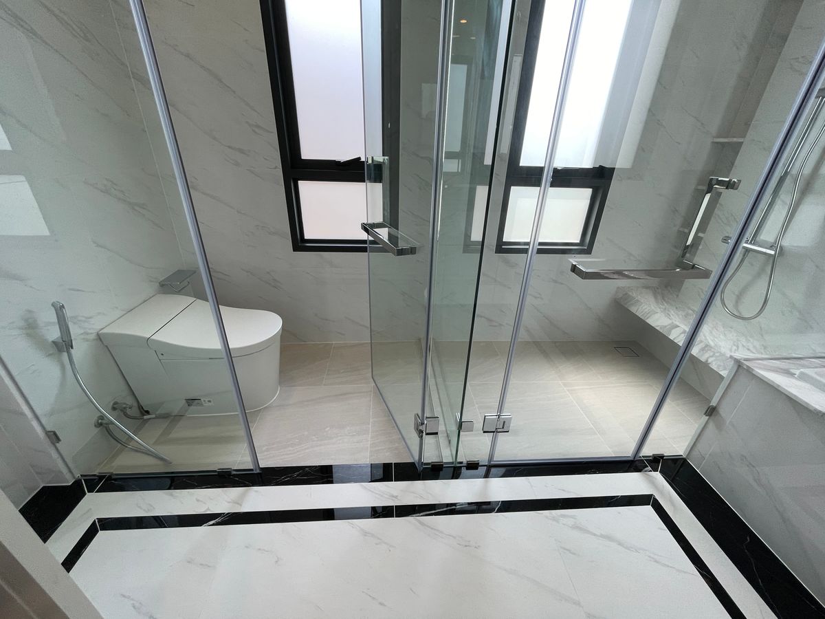 ขายบ้านบางนา แบริ่ง ลาซาล : ขายบ้านเดี่ยวหรู CINQ ROYAL The Eighteen Bangna KM.7  (แซงค์ รอยัล ดิ เอททีน บางนา กม.7) สุดยอดทำเลศักยภาพ ใกล้เมกาบางนา & โรงเรียนนานาชาติ Concordian เพียง 1–2 กม. บ้านใหญ่ 3 ชั้น พร้อมลิฟต์ส่วนตัว วิวสนามกอล์ฟเมืองแก้ว