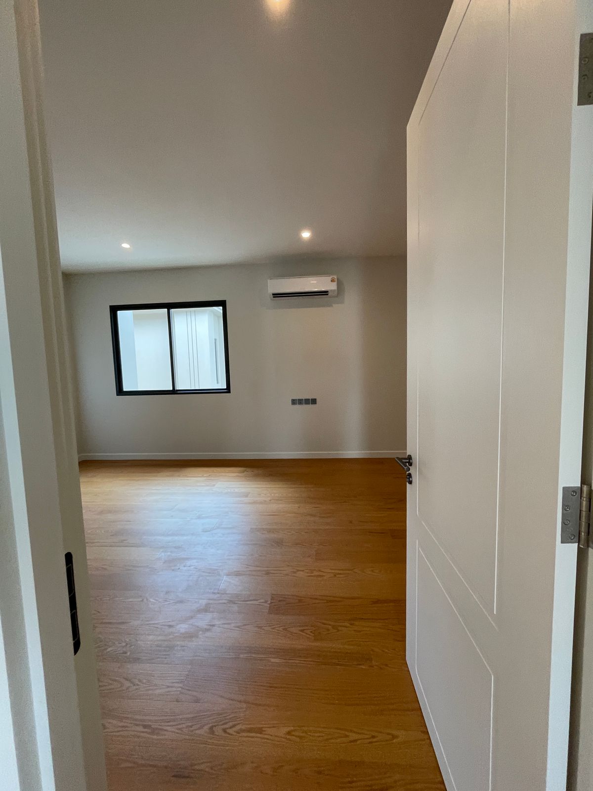 ขายบ้านบางนา แบริ่ง ลาซาล : ขายบ้านเดี่ยวหรู CINQ ROYAL The Eighteen Bangna KM.7  (แซงค์ รอยัล ดิ เอททีน บางนา กม.7) สุดยอดทำเลศักยภาพ ใกล้เมกาบางนา & โรงเรียนนานาชาติ Concordian เพียง 1–2 กม. บ้านใหญ่ 3 ชั้น พร้อมลิฟต์ส่วนตัว วิวสนามกอล์ฟเมืองแก้ว