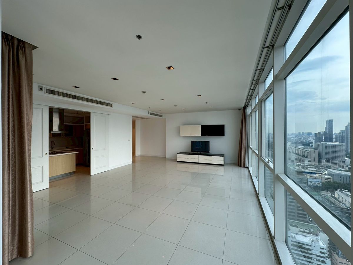 For RentCondoWitthayu, Chidlom, Langsuan, Ploenchit : ✨ Luxury Condo at Athenee Residence Phloen Chit | Spacious 4-Bedroom 215 sq.m. Unit | Fully Furnished with Premium Facilities near BTS Phloen Chit