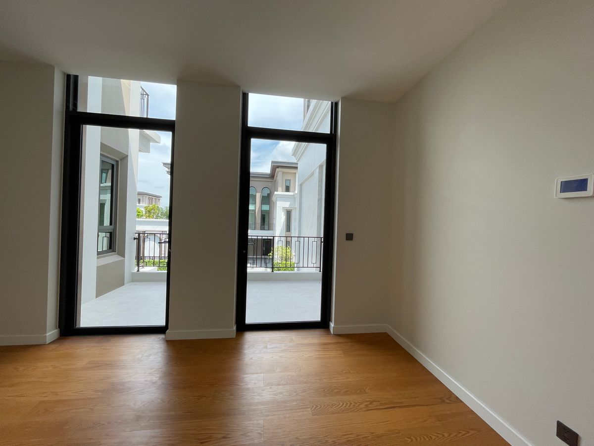 ขายบ้านบางนา แบริ่ง ลาซาล : ขายบ้านเดี่ยวหรู CINQ ROYAL The Eighteen Bangna KM.7  (แซงค์ รอยัล ดิ เอททีน บางนา กม.7) สุดยอดทำเลศักยภาพ ใกล้เมกาบางนา & โรงเรียนนานาชาติ Concordian เพียง 1–2 กม. บ้านใหญ่ 3 ชั้น พร้อมลิฟต์ส่วนตัว วิวสนามกอล์ฟเมืองแก้ว