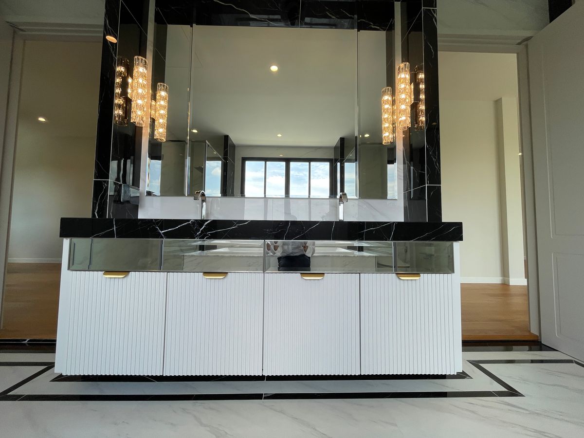 ขายบ้านบางนา แบริ่ง ลาซาล : ขายบ้านเดี่ยวหรู CINQ ROYAL The Eighteen Bangna KM.7  (แซงค์ รอยัล ดิ เอททีน บางนา กม.7) สุดยอดทำเลศักยภาพ ใกล้เมกาบางนา & โรงเรียนนานาชาติ Concordian เพียง 1–2 กม. บ้านใหญ่ 3 ชั้น พร้อมลิฟต์ส่วนตัว วิวสนามกอล์ฟเมืองแก้ว