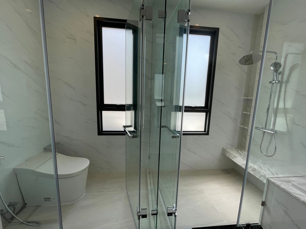 ขายบ้านบางนา แบริ่ง ลาซาล : ขายบ้านเดี่ยวหรู CINQ ROYAL The Eighteen Bangna KM.7  (แซงค์ รอยัล ดิ เอททีน บางนา กม.7) สุดยอดทำเลศักยภาพ ใกล้เมกาบางนา & โรงเรียนนานาชาติ Concordian เพียง 1–2 กม. บ้านใหญ่ 3 ชั้น พร้อมลิฟต์ส่วนตัว วิวสนามกอล์ฟเมืองแก้ว