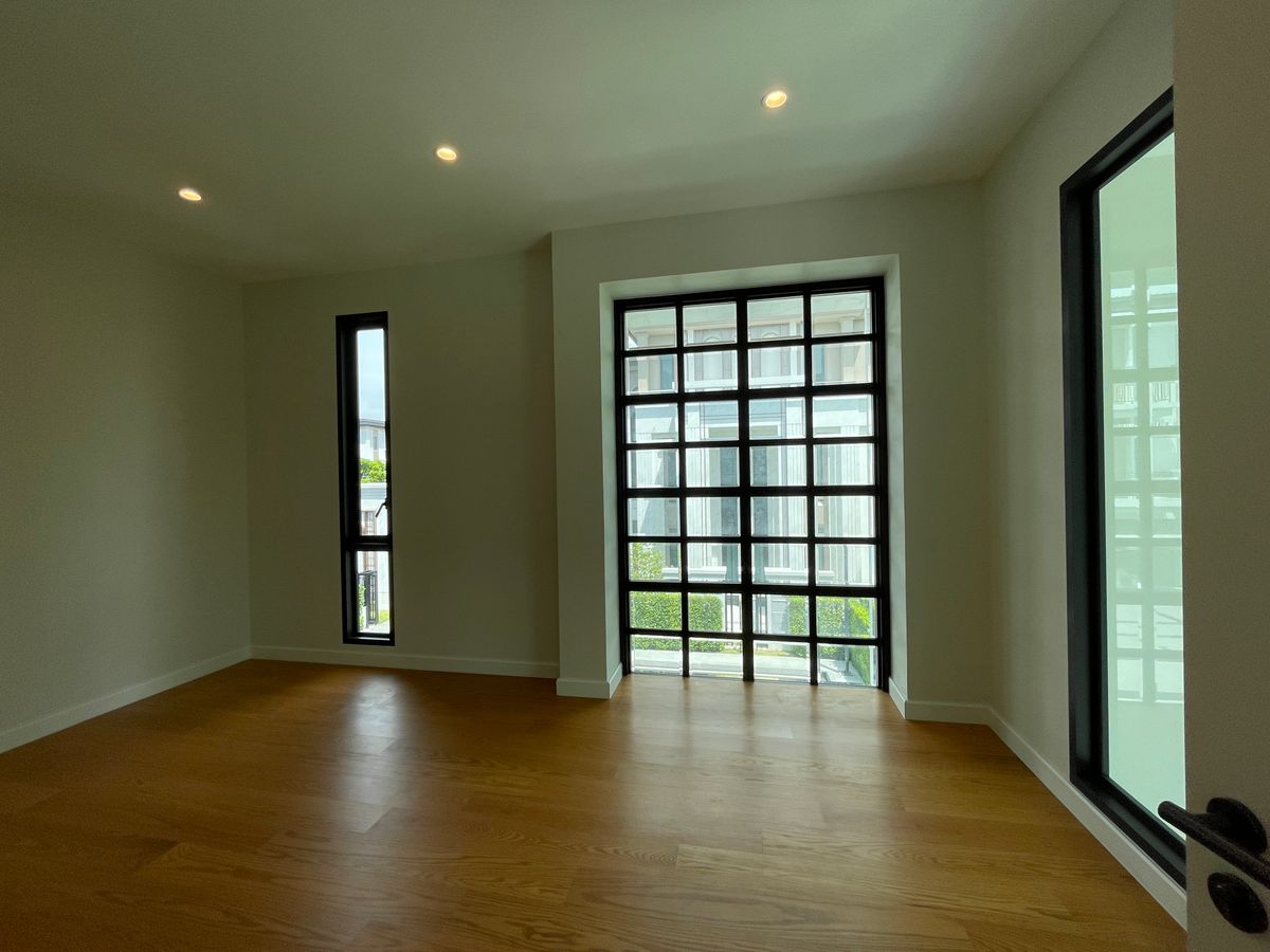 ขายบ้านบางนา แบริ่ง ลาซาล : ขายบ้านเดี่ยวหรู CINQ ROYAL The Eighteen Bangna KM.7  (แซงค์ รอยัล ดิ เอททีน บางนา กม.7) สุดยอดทำเลศักยภาพ ใกล้เมกาบางนา & โรงเรียนนานาชาติ Concordian เพียง 1–2 กม. บ้านใหญ่ 3 ชั้น พร้อมลิฟต์ส่วนตัว วิวสนามกอล์ฟเมืองแก้ว