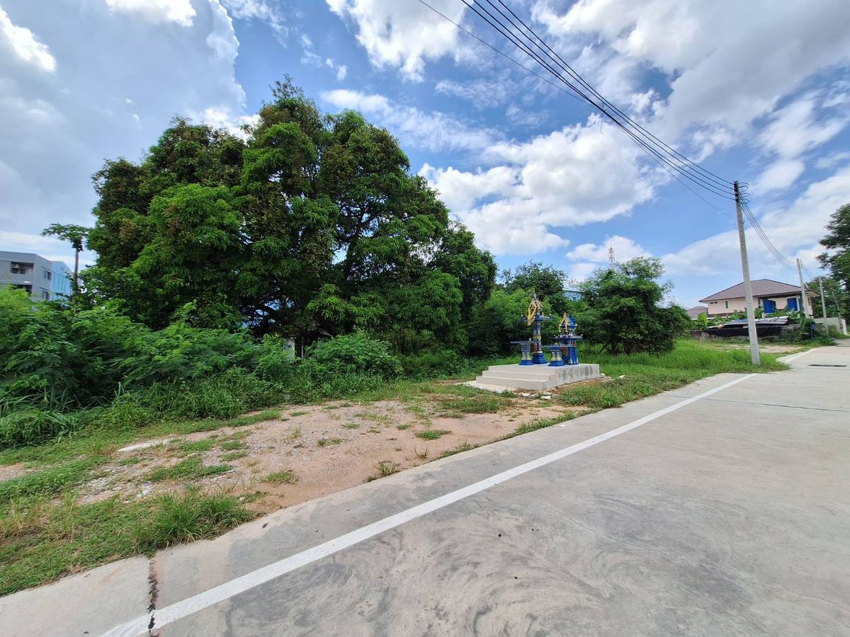 For SaleLandSriracha Laem Chabang Ban Bueng : Land for sale, Laem Chabang Market, Sriracha District, Chonburi Province, near Sukhumvit Road, area 1 rai.