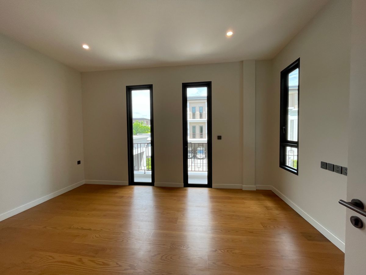 ขายบ้านบางนา แบริ่ง ลาซาล : ขายบ้านเดี่ยวหรู CINQ ROYAL The Eighteen Bangna KM.7  (แซงค์ รอยัล ดิ เอททีน บางนา กม.7) สุดยอดทำเลศักยภาพ ใกล้เมกาบางนา & โรงเรียนนานาชาติ Concordian เพียง 1–2 กม. บ้านใหญ่ 3 ชั้น พร้อมลิฟต์ส่วนตัว วิวสนามกอล์ฟเมืองแก้ว