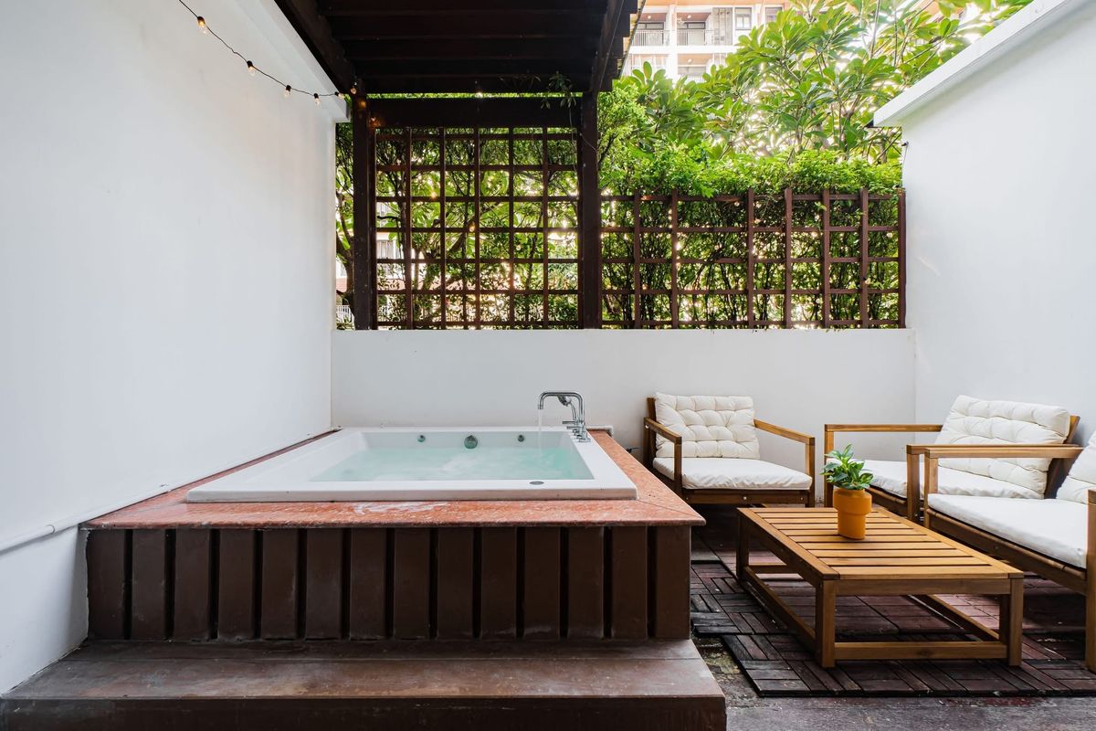For RentCondoKaset Nawamin,Ladplakao : Baan Navatara Condominium for rent, 2 bedrooms, with private Jacuzzi, near Central Eastville.