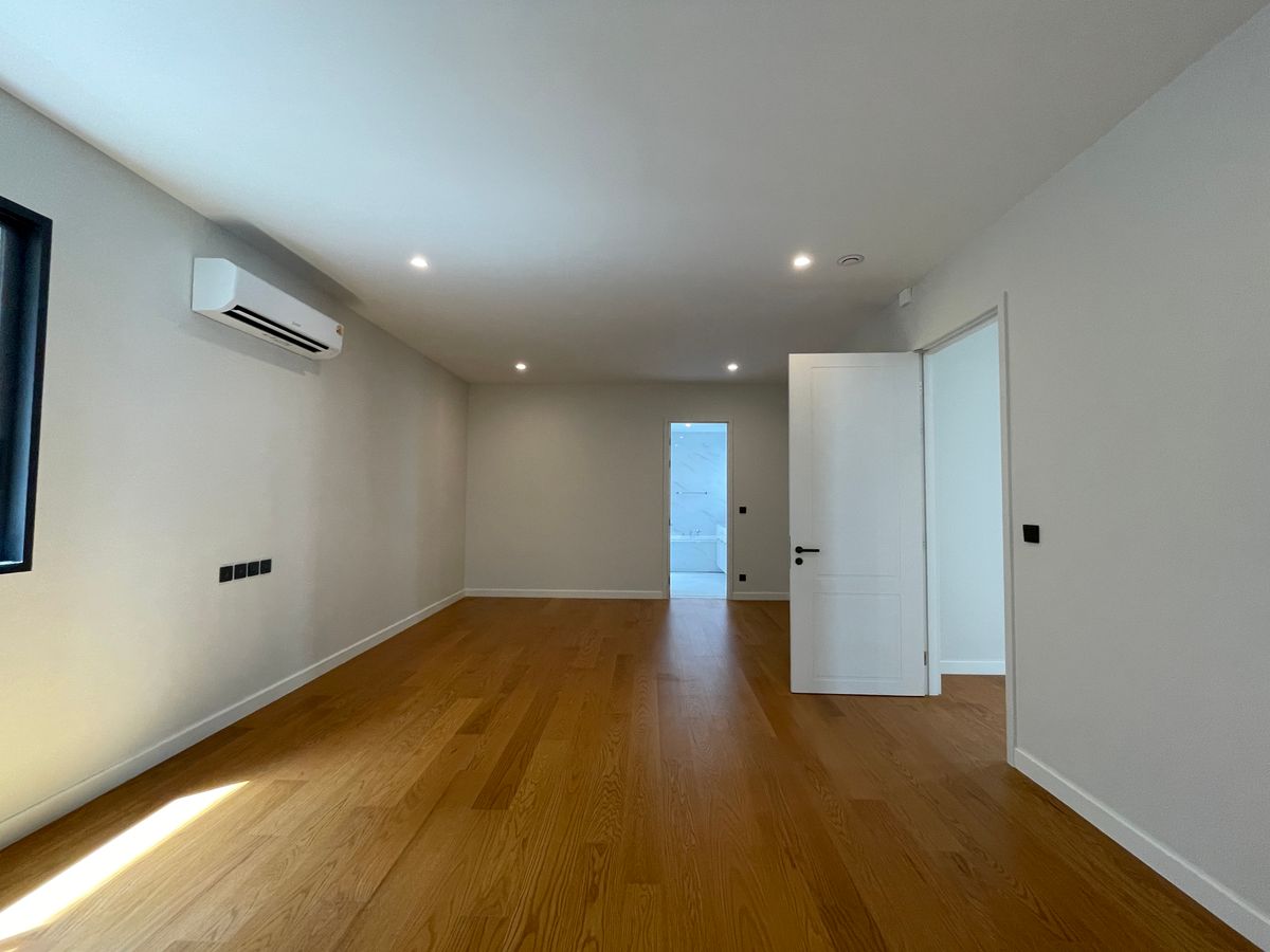 ขายบ้านบางนา แบริ่ง ลาซาล : ขายบ้านเดี่ยวหรู CINQ ROYAL The Eighteen Bangna KM.7  (แซงค์ รอยัล ดิ เอททีน บางนา กม.7) สุดยอดทำเลศักยภาพ ใกล้เมกาบางนา & โรงเรียนนานาชาติ Concordian เพียง 1–2 กม. บ้านใหญ่ 3 ชั้น พร้อมลิฟต์ส่วนตัว วิวสนามกอล์ฟเมืองแก้ว