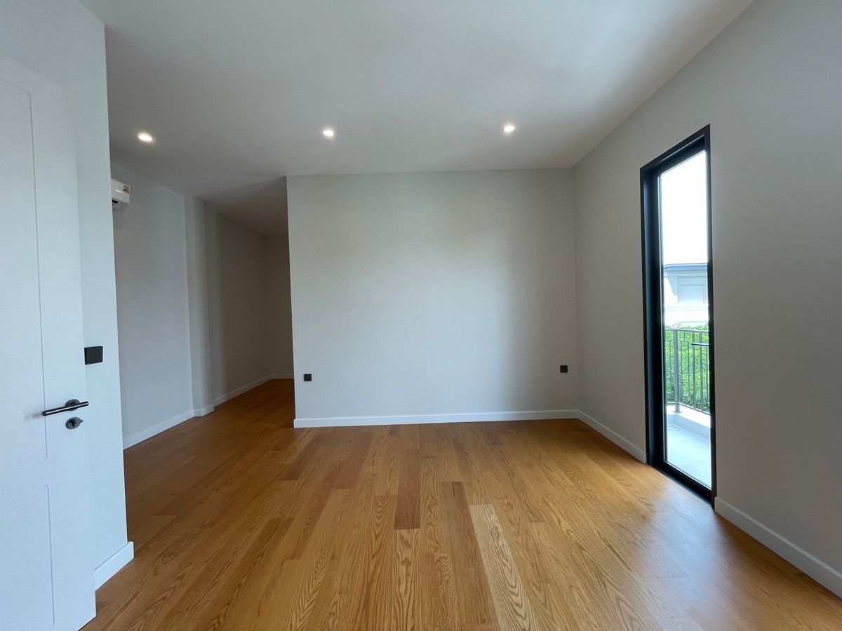 ขายบ้านบางนา แบริ่ง ลาซาล : ขายบ้านเดี่ยวหรู CINQ ROYAL The Eighteen Bangna KM.7  (แซงค์ รอยัล ดิ เอททีน บางนา กม.7) สุดยอดทำเลศักยภาพ ใกล้เมกาบางนา & โรงเรียนนานาชาติ Concordian เพียง 1–2 กม. บ้านใหญ่ 3 ชั้น พร้อมลิฟต์ส่วนตัว วิวสนามกอล์ฟเมืองแก้ว