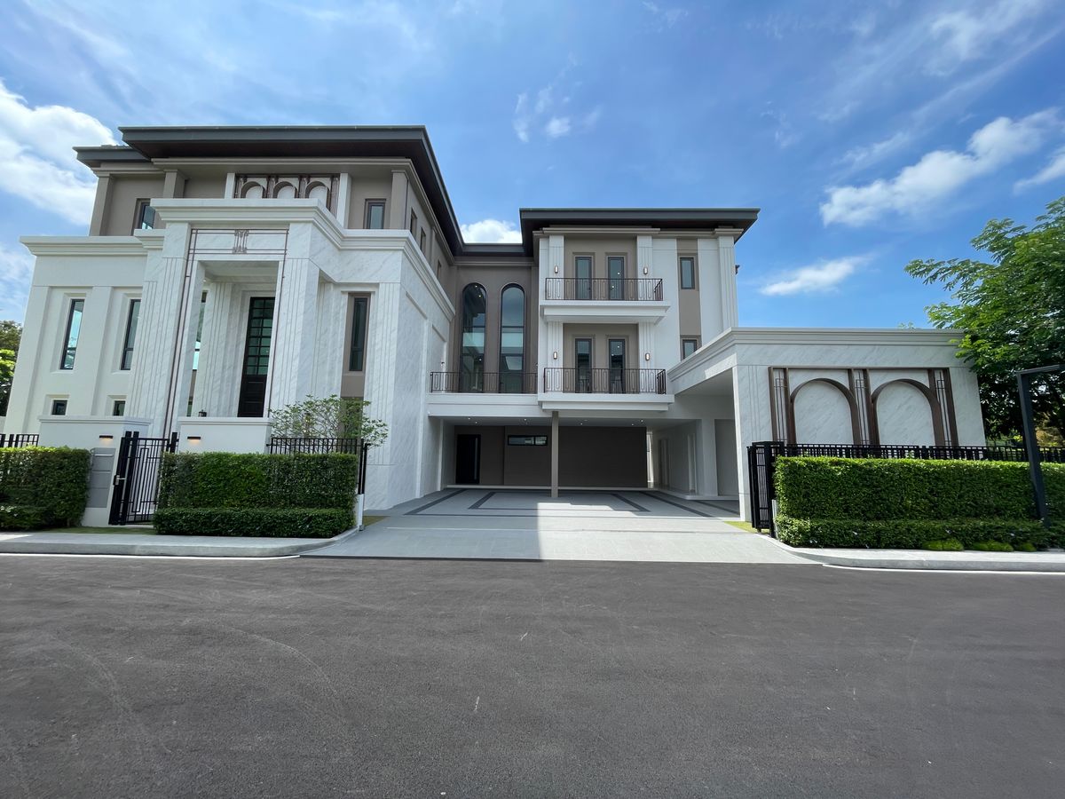 For SaleHouseBangna, Bearing, Lasalle : Luxurious detached house for sale, CINQ ROYAL The Eighteen Bangna KM.7 (Saint Royal The Eighteen Bangna KM.7), the ultimate location with great potential. Near Mega Bangna & Concordian International School only 1–2 km. Big 3-storey house with private 