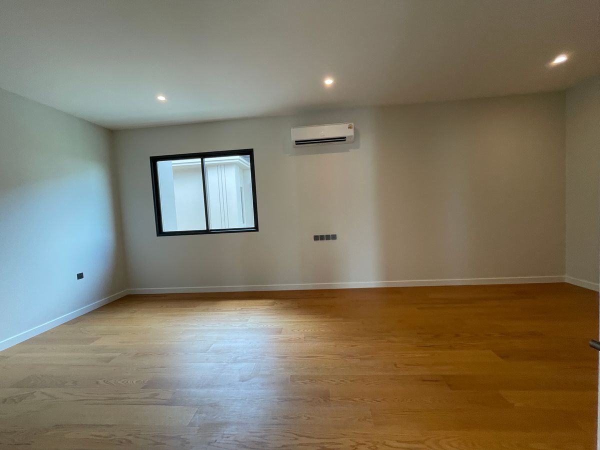 ขายบ้านบางนา แบริ่ง ลาซาล : ขายบ้านเดี่ยวหรู CINQ ROYAL The Eighteen Bangna KM.7  (แซงค์ รอยัล ดิ เอททีน บางนา กม.7) สุดยอดทำเลศักยภาพ ใกล้เมกาบางนา & โรงเรียนนานาชาติ Concordian เพียง 1–2 กม. บ้านใหญ่ 3 ชั้น พร้อมลิฟต์ส่วนตัว วิวสนามกอล์ฟเมืองแก้ว