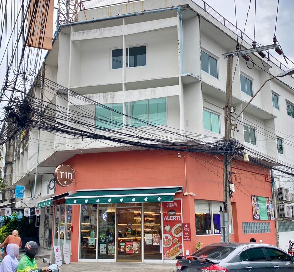 For LeaseholdRetail SpaceSapankwai,Jatujak : Tea shop-cafe for rent At the entrance of Soi Lat Phrao 35, next to BTS Skytrain station, next to the main road, warm atmosphere, open and comfortable.