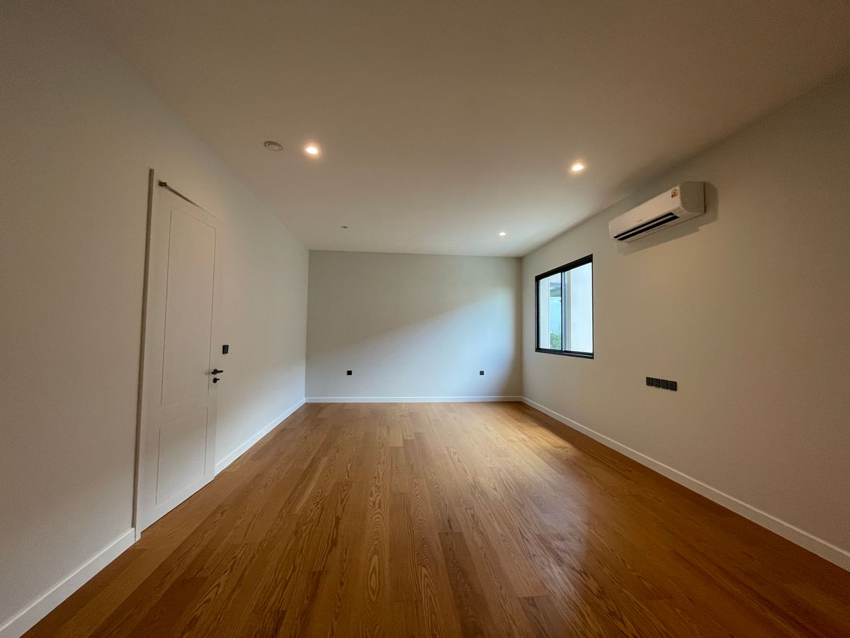 ขายบ้านบางนา แบริ่ง ลาซาล : ขายบ้านเดี่ยวหรู CINQ ROYAL The Eighteen Bangna KM.7  (แซงค์ รอยัล ดิ เอททีน บางนา กม.7) สุดยอดทำเลศักยภาพ ใกล้เมกาบางนา & โรงเรียนนานาชาติ Concordian เพียง 1–2 กม. บ้านใหญ่ 3 ชั้น พร้อมลิฟต์ส่วนตัว วิวสนามกอล์ฟเมืองแก้ว