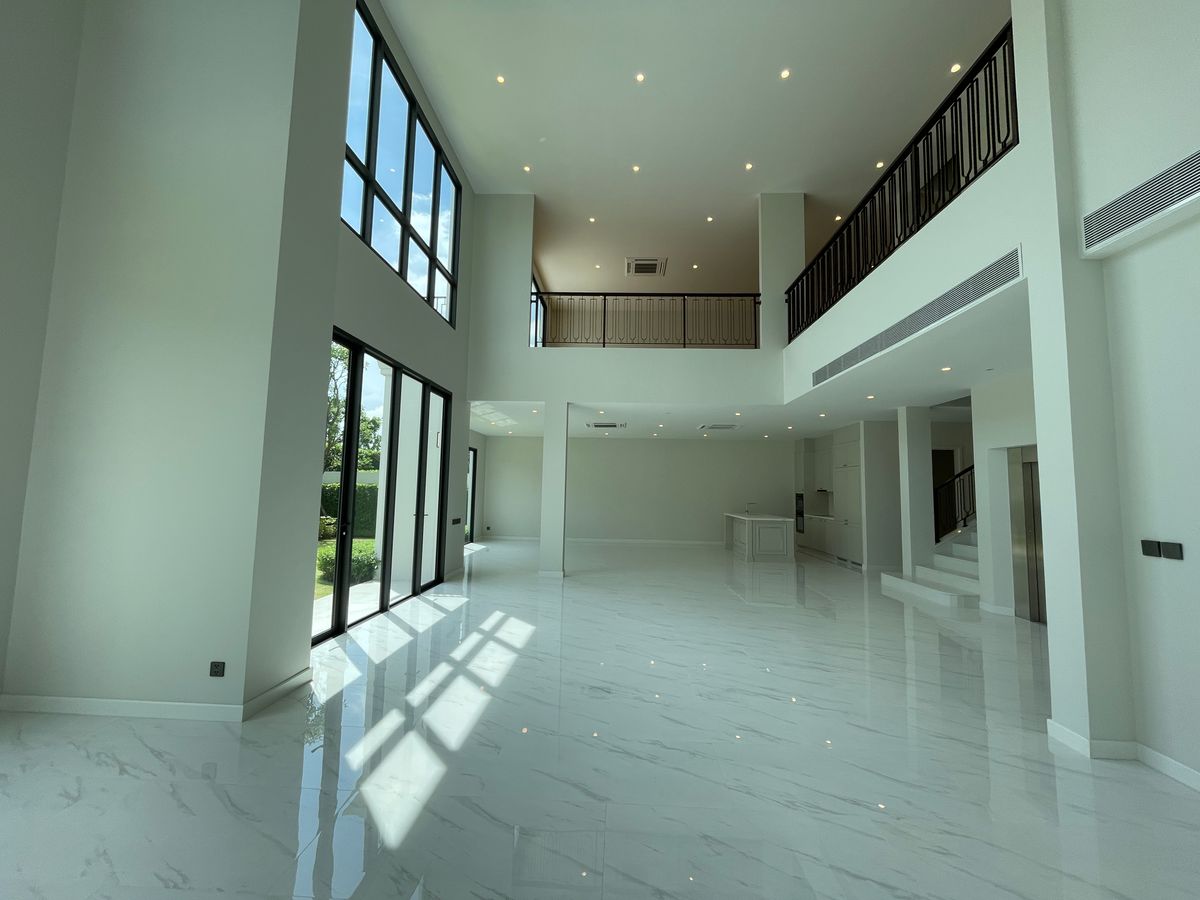 ขายบ้านบางนา แบริ่ง ลาซาล : ขายบ้านเดี่ยวหรู CINQ ROYAL The Eighteen Bangna KM.7  (แซงค์ รอยัล ดิ เอททีน บางนา กม.7) สุดยอดทำเลศักยภาพ ใกล้เมกาบางนา & โรงเรียนนานาชาติ Concordian เพียง 1–2 กม. บ้านใหญ่ 3 ชั้น พร้อมลิฟต์ส่วนตัว วิวสนามกอล์ฟเมืองแก้ว