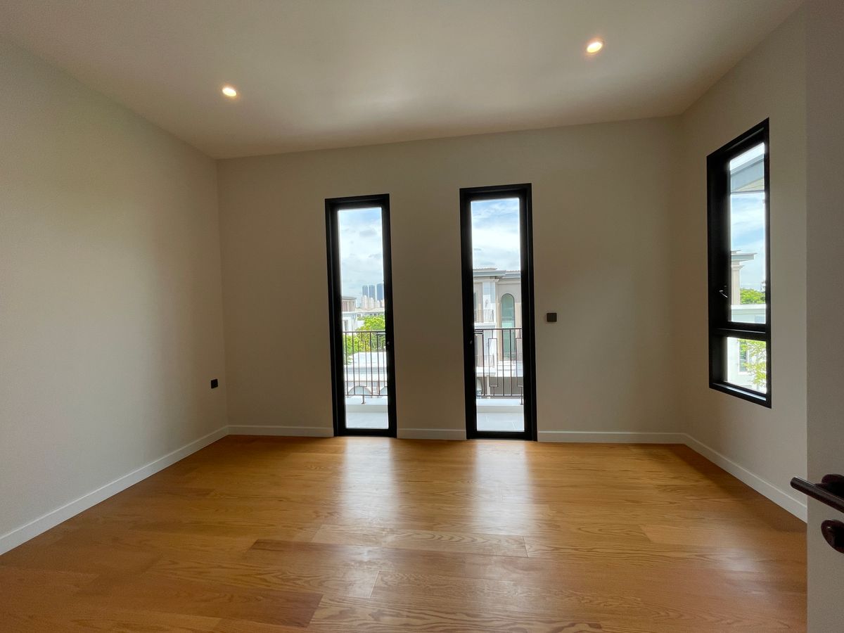 ขายบ้านบางนา แบริ่ง ลาซาล : ขายบ้านเดี่ยวหรู CINQ ROYAL The Eighteen Bangna KM.7  (แซงค์ รอยัล ดิ เอททีน บางนา กม.7) สุดยอดทำเลศักยภาพ ใกล้เมกาบางนา & โรงเรียนนานาชาติ Concordian เพียง 1–2 กม. บ้านใหญ่ 3 ชั้น พร้อมลิฟต์ส่วนตัว วิวสนามกอล์ฟเมืองแก้ว