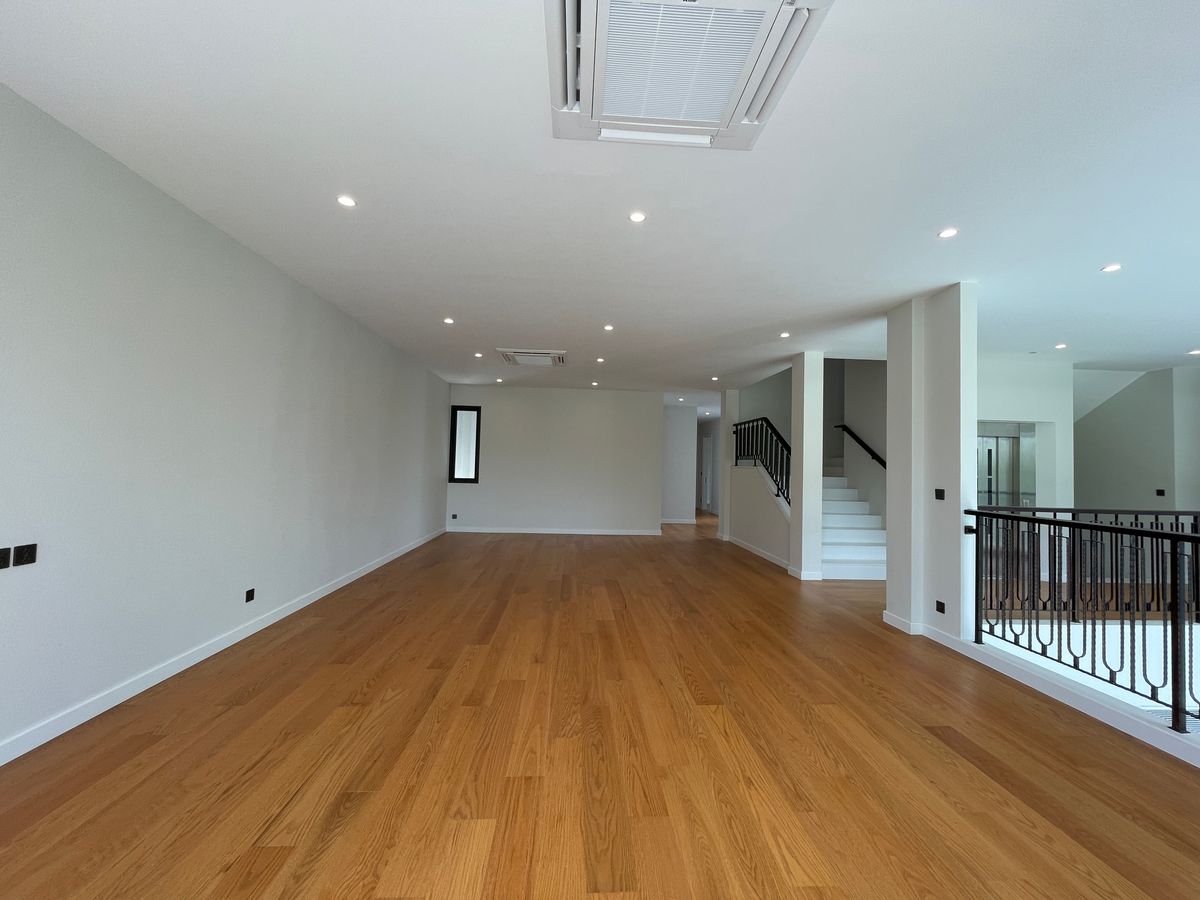 ขายบ้านบางนา แบริ่ง ลาซาล : ขายบ้านเดี่ยวหรู CINQ ROYAL The Eighteen Bangna KM.7  (แซงค์ รอยัล ดิ เอททีน บางนา กม.7) สุดยอดทำเลศักยภาพ ใกล้เมกาบางนา & โรงเรียนนานาชาติ Concordian เพียง 1–2 กม. บ้านใหญ่ 3 ชั้น พร้อมลิฟต์ส่วนตัว วิวสนามกอล์ฟเมืองแก้ว