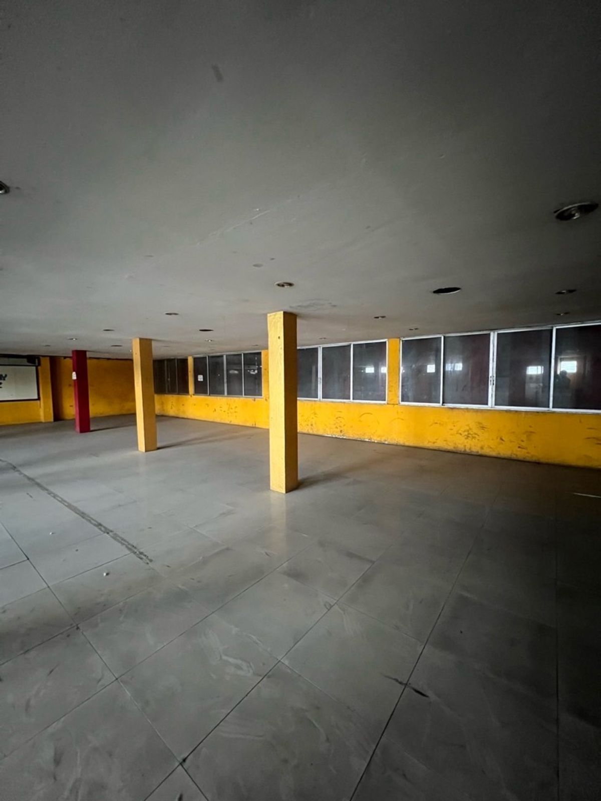 For RentShowroomAri,Anusaowaree : Showroom for rent, Din Daeng Monument, Phaya Thai, near King Power, premium location, has parking and can install a passenger elevator.