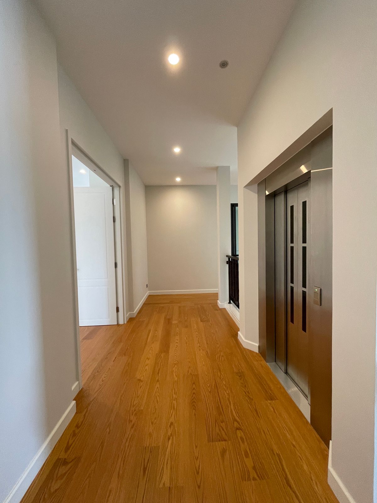 ขายบ้านบางนา แบริ่ง ลาซาล : ขายบ้านเดี่ยวหรู CINQ ROYAL The Eighteen Bangna KM.7  (แซงค์ รอยัล ดิ เอททีน บางนา กม.7) สุดยอดทำเลศักยภาพ ใกล้เมกาบางนา & โรงเรียนนานาชาติ Concordian เพียง 1–2 กม. บ้านใหญ่ 3 ชั้น พร้อมลิฟต์ส่วนตัว วิวสนามกอล์ฟเมืองแก้ว