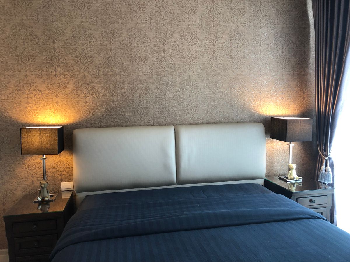 For RentCondoWitthayu, Chidlom, Langsuan, Ploenchit : 75K🔥 Luxury condo with Skywalk connected to BTS Ploenchit, 2 bedrooms, 2 bathrooms, 30++ floor, beautiful room, has a private elevator to the room.