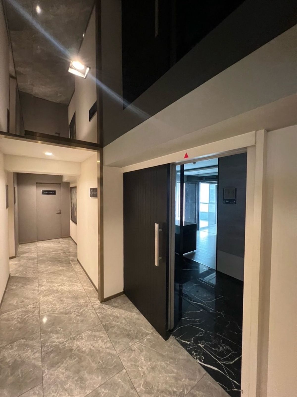 For RentShowroomAri,Anusaowaree : Showroom for rent, Din Daeng Monument, Phaya Thai, near King Power, premium location, has parking and can install a passenger elevator.