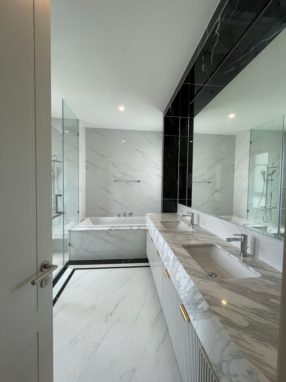 ขายบ้านบางนา แบริ่ง ลาซาล : ขายบ้านเดี่ยวหรู CINQ ROYAL The Eighteen Bangna KM.7  (แซงค์ รอยัล ดิ เอททีน บางนา กม.7) สุดยอดทำเลศักยภาพ ใกล้เมกาบางนา & โรงเรียนนานาชาติ Concordian เพียง 1–2 กม. บ้านใหญ่ 3 ชั้น พร้อมลิฟต์ส่วนตัว วิวสนามกอล์ฟเมืองแก้ว