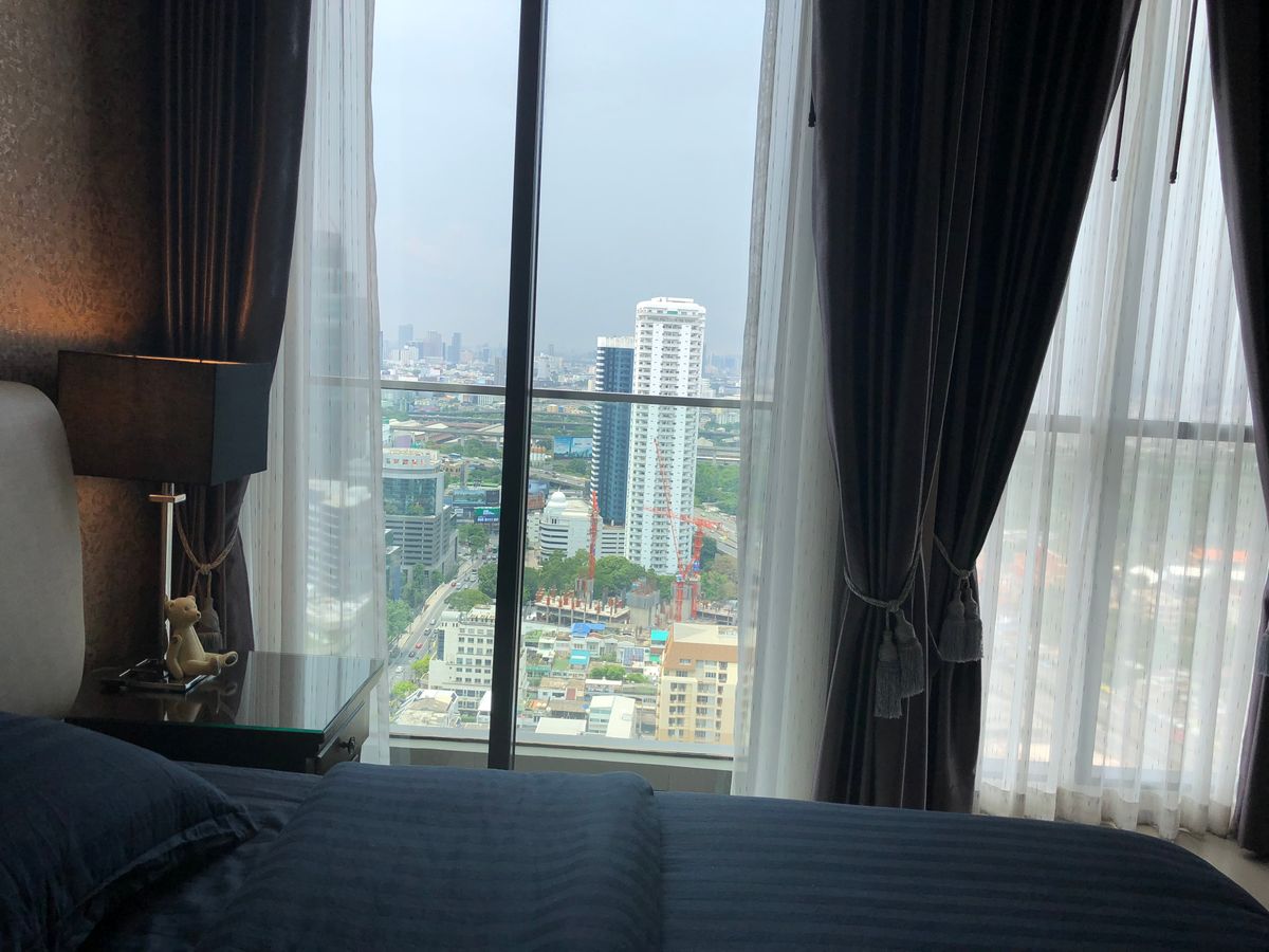 For RentCondoWitthayu, Chidlom, Langsuan, Ploenchit : 75K🔥 Luxury condo with Skywalk connected to BTS Ploenchit, 2 bedrooms, 2 bathrooms, 30++ floor, beautiful room, has a private elevator to the room.