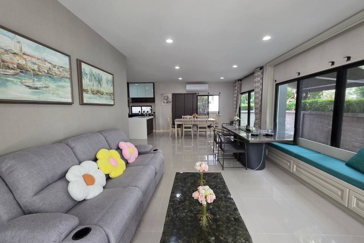 บ้านพัฒนาการ ศรีนครินทร์ : ขาย/ให้เช่าบ้านเดี่ยวหรู แปลงมุม จากโครงการ เศรษฐสิริ กรุงเทพกรีฑา15/1 • ที่ดิน 73 ตร.วา | พื้นที่ใช้สอย 270 ตร.ม. • 4 ห้องนอน | 4 ห้องน้ำ | 1 ห้องแม่บ้าน • ที่จอดรถในบ้าน 2 คัน