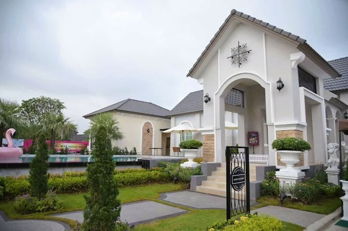For SaleTownhomeNawamin, Ramindra : 🏠 Golden Town Ramintra-Wongwaen Khan Na Yao 🏆 The project is located in a quality location. Next to the main road along the Kanchanaphisek Ring Road 🚆 near the MRT Pink Line, Khubon Station, Ramintra 83 and the Eastern Ring Road.
