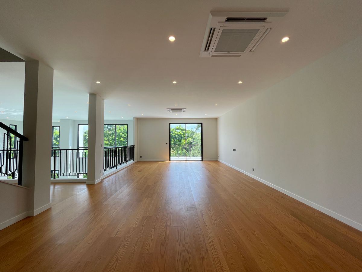 ขายบ้านบางนา แบริ่ง ลาซาล : ขายบ้านเดี่ยวหรู CINQ ROYAL The Eighteen Bangna KM.7  (แซงค์ รอยัล ดิ เอททีน บางนา กม.7) สุดยอดทำเลศักยภาพ ใกล้เมกาบางนา & โรงเรียนนานาชาติ Concordian เพียง 1–2 กม. บ้านใหญ่ 3 ชั้น พร้อมลิฟต์ส่วนตัว วิวสนามกอล์ฟเมืองแก้ว