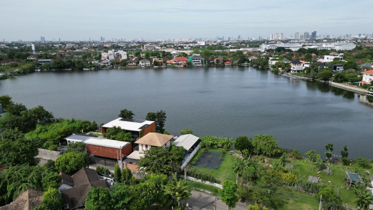 For SaleLandMin Buri, Romklao : Empty land for sale, already filled in, size 116 sq m, next to the lake, Sammakorn Village, Ramkhamhaeng 110, Saphan Sung District, Bangkok, prime location, shady atmosphere.