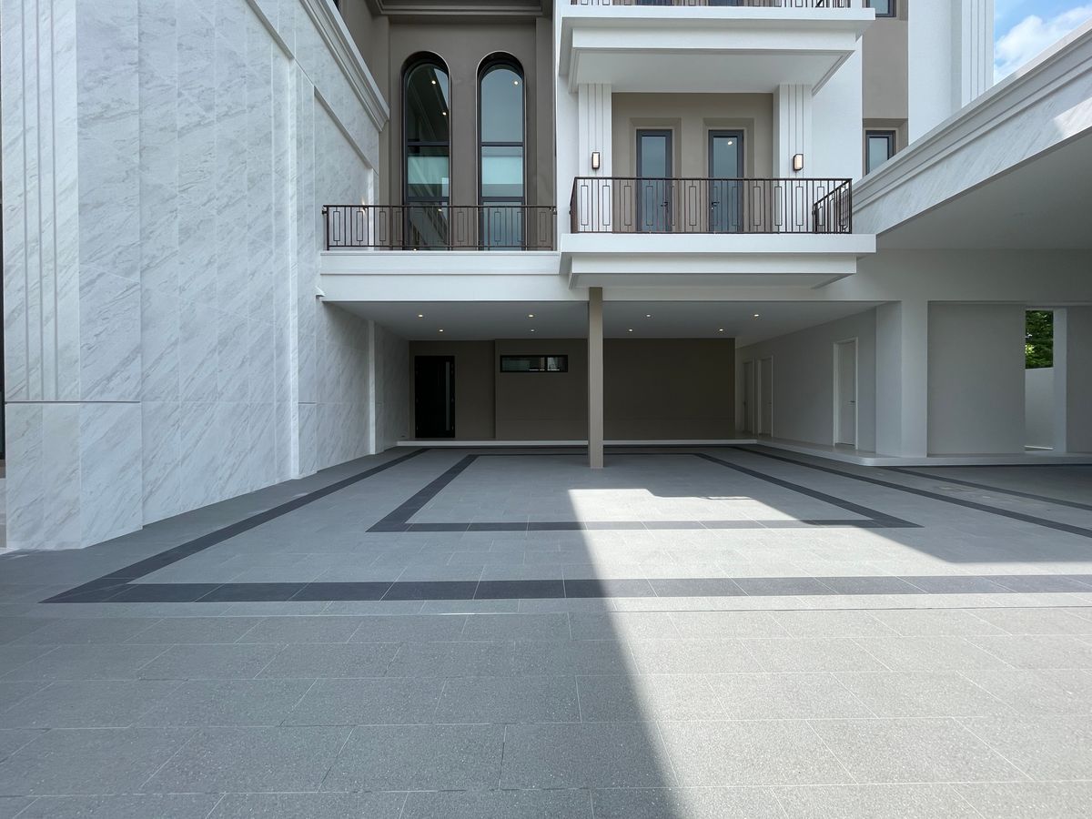 ขายบ้านบางนา แบริ่ง ลาซาล : ขายบ้านเดี่ยวหรู CINQ ROYAL The Eighteen Bangna KM.7  (แซงค์ รอยัล ดิ เอททีน บางนา กม.7) สุดยอดทำเลศักยภาพ ใกล้เมกาบางนา & โรงเรียนนานาชาติ Concordian เพียง 1–2 กม. บ้านใหญ่ 3 ชั้น พร้อมลิฟต์ส่วนตัว วิวสนามกอล์ฟเมืองแก้ว