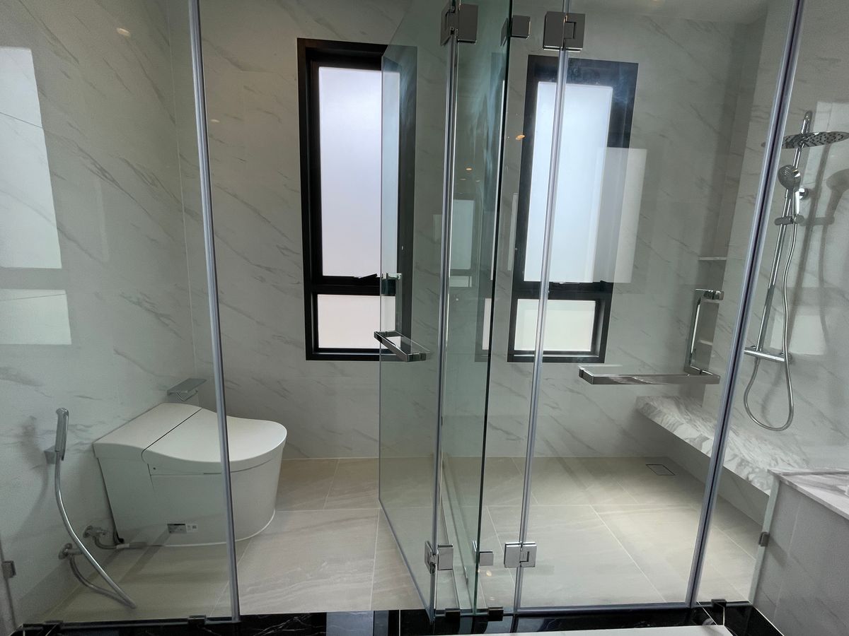 ขายบ้านบางนา แบริ่ง ลาซาล : ขายบ้านเดี่ยวหรู CINQ ROYAL The Eighteen Bangna KM.7  (แซงค์ รอยัล ดิ เอททีน บางนา กม.7) สุดยอดทำเลศักยภาพ ใกล้เมกาบางนา & โรงเรียนนานาชาติ Concordian เพียง 1–2 กม. บ้านใหญ่ 3 ชั้น พร้อมลิฟต์ส่วนตัว วิวสนามกอล์ฟเมืองแก้ว