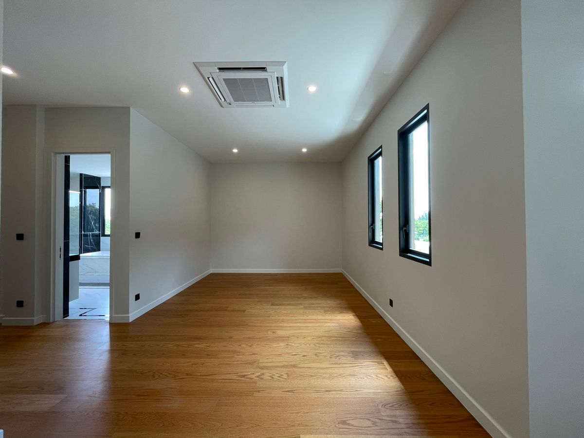 ขายบ้านบางนา แบริ่ง ลาซาล : ขายบ้านเดี่ยวหรู CINQ ROYAL The Eighteen Bangna KM.7  (แซงค์ รอยัล ดิ เอททีน บางนา กม.7) สุดยอดทำเลศักยภาพ ใกล้เมกาบางนา & โรงเรียนนานาชาติ Concordian เพียง 1–2 กม. บ้านใหญ่ 3 ชั้น พร้อมลิฟต์ส่วนตัว วิวสนามกอล์ฟเมืองแก้ว