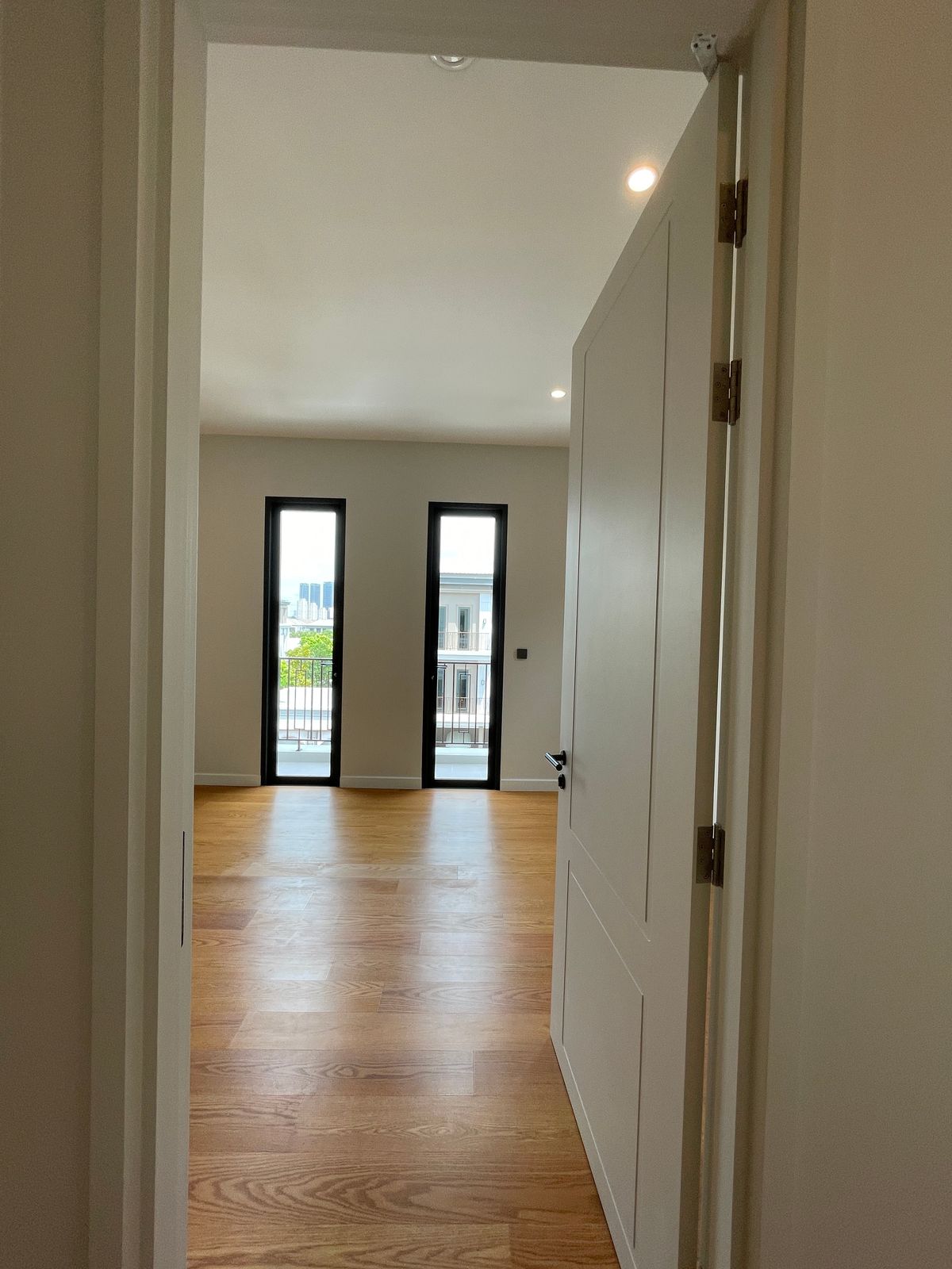 ขายบ้านบางนา แบริ่ง ลาซาล : ขายบ้านเดี่ยวหรู CINQ ROYAL The Eighteen Bangna KM.7  (แซงค์ รอยัล ดิ เอททีน บางนา กม.7) สุดยอดทำเลศักยภาพ ใกล้เมกาบางนา & โรงเรียนนานาชาติ Concordian เพียง 1–2 กม. บ้านใหญ่ 3 ชั้น พร้อมลิฟต์ส่วนตัว วิวสนามกอล์ฟเมืองแก้ว